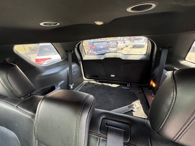 Ford Explorer Vehicle Full-screen Gallery Image 08