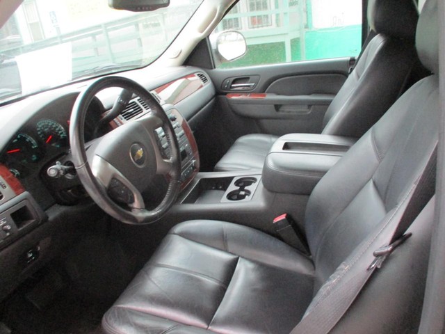 Chevrolet Suburban Vehicle Full-screen Gallery Image 05