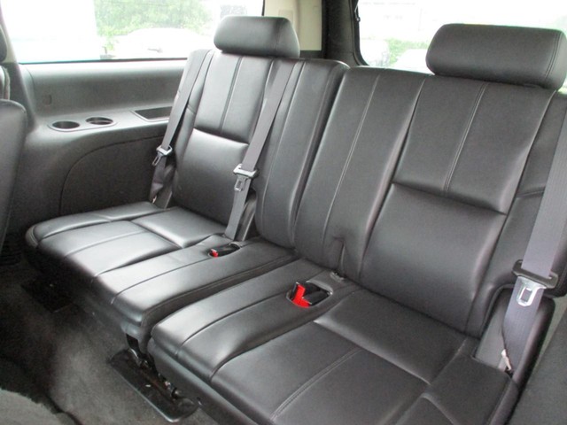 Chevrolet Suburban Vehicle Full-screen Gallery Image 07