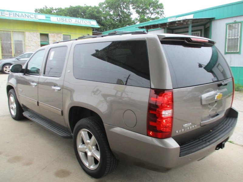 Chevrolet Suburban Vehicle Full-screen Gallery Image 03