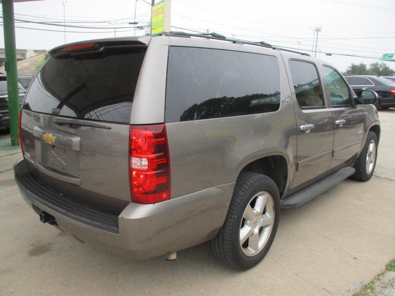 Chevrolet Suburban Vehicle Full-screen Gallery Image 04