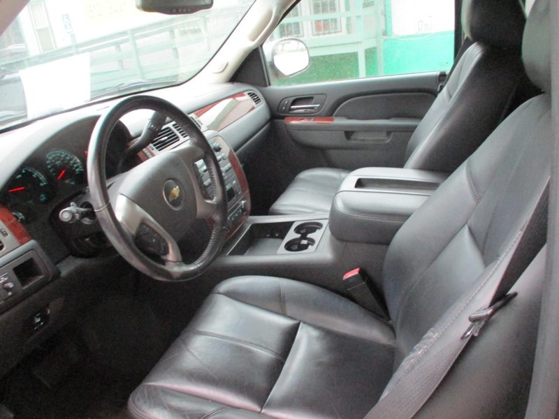 Chevrolet Suburban Vehicle Full-screen Gallery Image 05