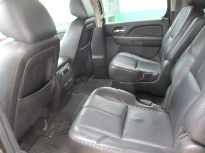 Chevrolet Suburban Vehicle Full-screen Gallery Image 06