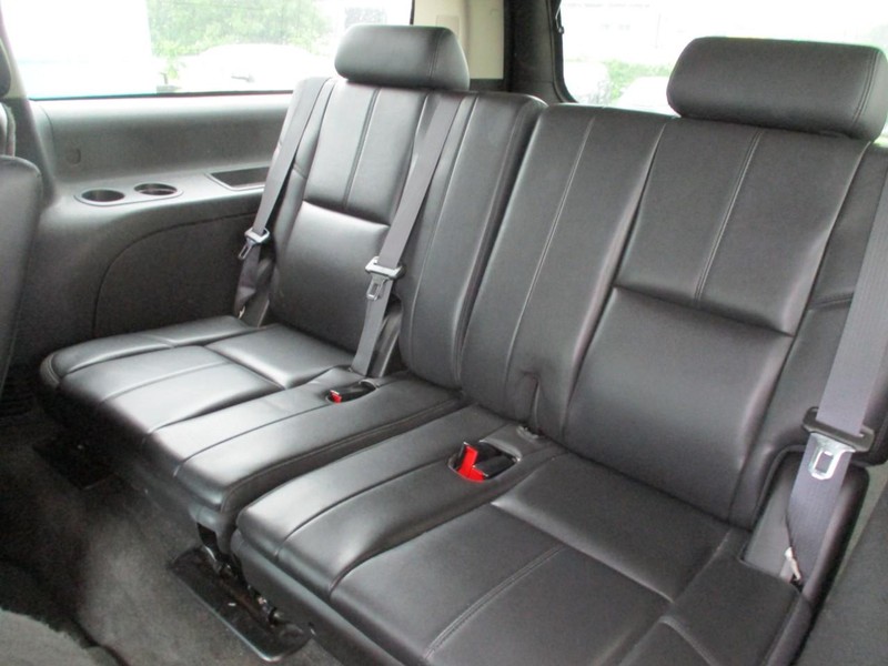 Chevrolet Suburban Vehicle Full-screen Gallery Image 07
