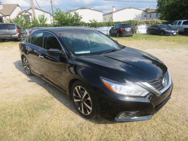 Nissan Altima Vehicle Full-screen Gallery Image 02