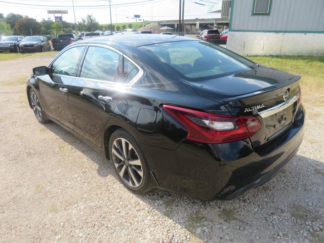 Nissan Altima Vehicle Full-screen Gallery Image 03