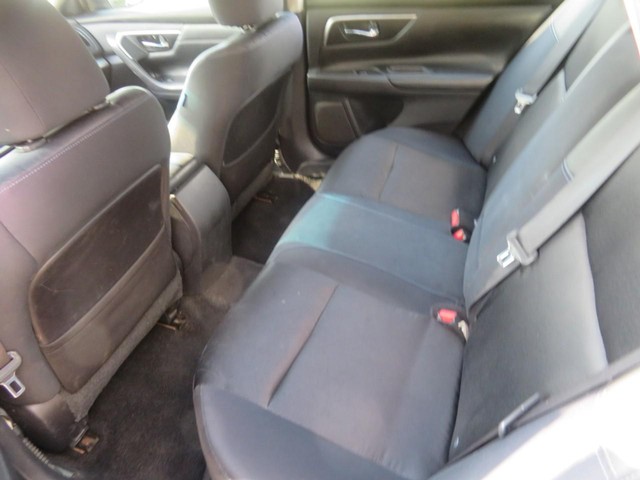 Nissan Altima Vehicle Full-screen Gallery Image 06