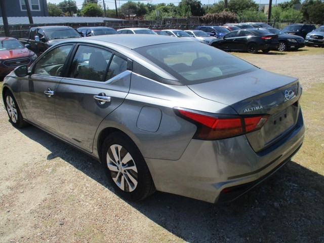 Nissan Altima Vehicle Full-screen Gallery Image 03