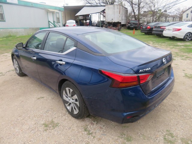 Nissan Altima Vehicle Full-screen Gallery Image 03