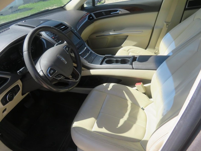 Lincoln MKZ Vehicle Full-screen Gallery Image 05