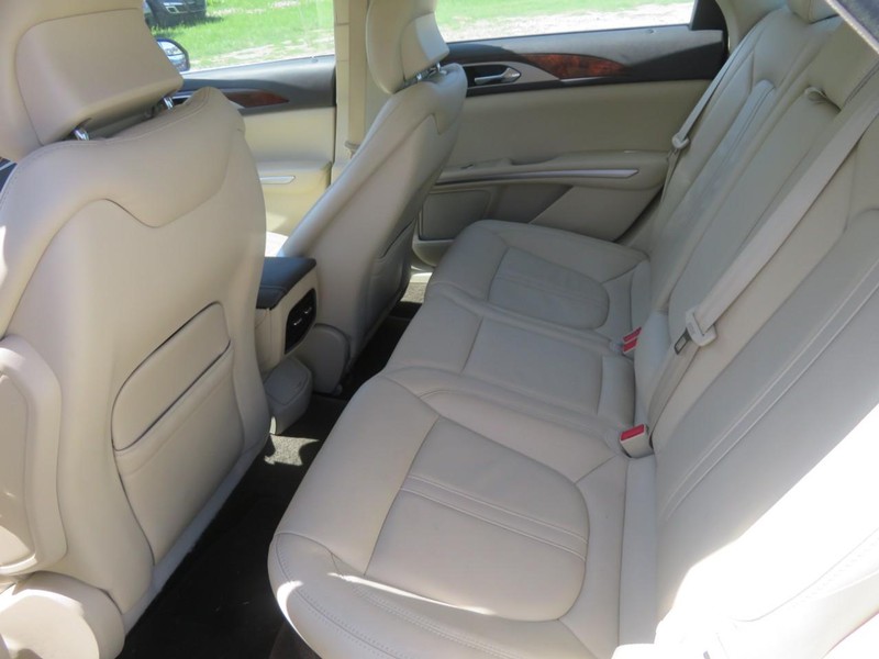 Lincoln MKZ Vehicle Full-screen Gallery Image 06