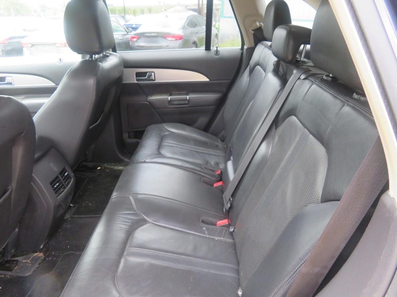 Lincoln MKX Vehicle Full-screen Gallery Image 06