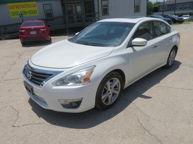 Nissan Altima Vehicle Full-screen Gallery Image 02