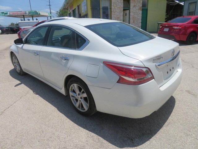 Nissan Altima Vehicle Full-screen Gallery Image 03