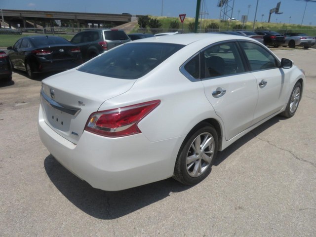 Nissan Altima Vehicle Full-screen Gallery Image 04