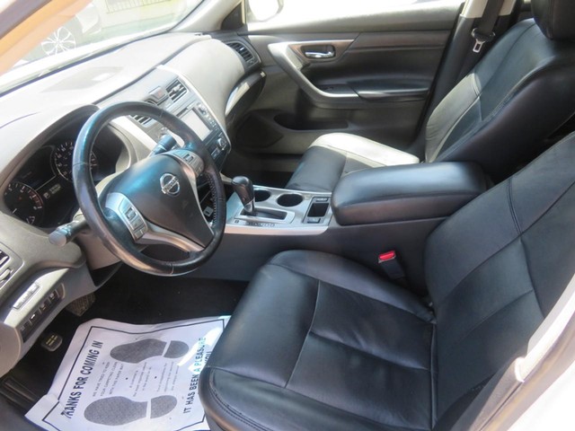 Nissan Altima Vehicle Full-screen Gallery Image 05