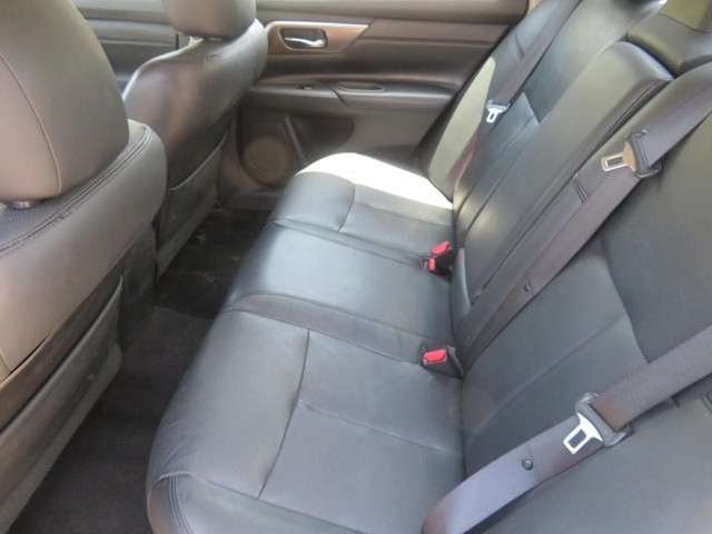 Nissan Altima Vehicle Full-screen Gallery Image 06