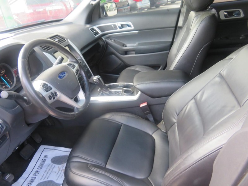 Ford Explorer Vehicle Full-screen Gallery Image 05