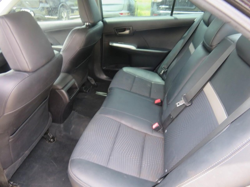 Toyota Camry Vehicle Full-screen Gallery Image 06
