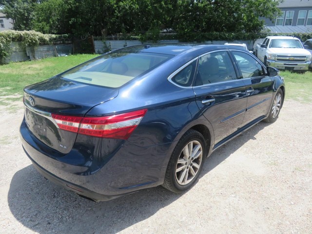 Toyota Avalon Vehicle Full-screen Gallery Image 04