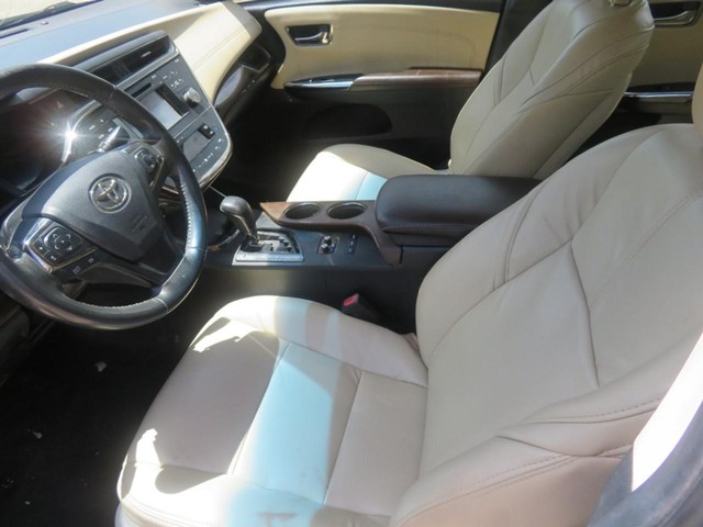 Toyota Avalon Vehicle Full-screen Gallery Image 05