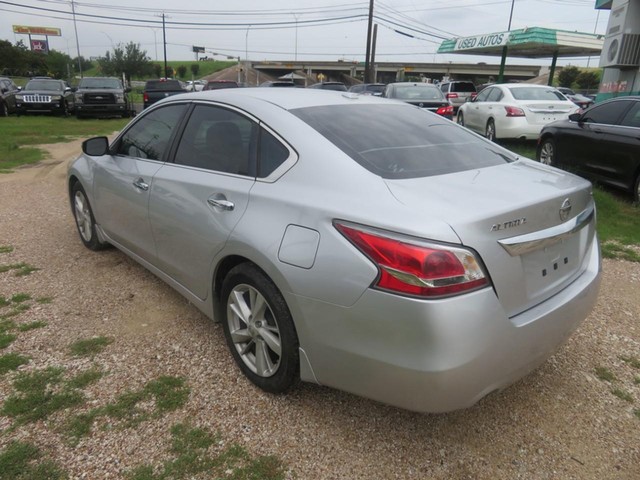 Nissan Altima Vehicle Full-screen Gallery Image 03