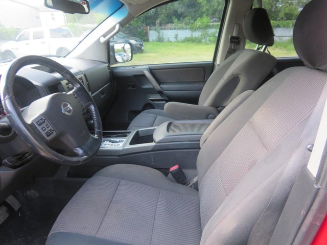 Nissan Titan Vehicle Full-screen Gallery Image 05