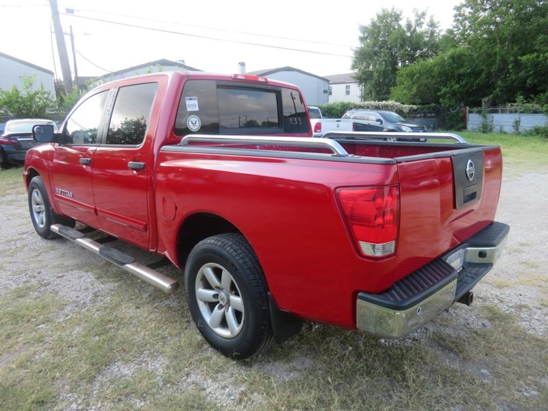 Nissan Titan Vehicle Full-screen Gallery Image 03