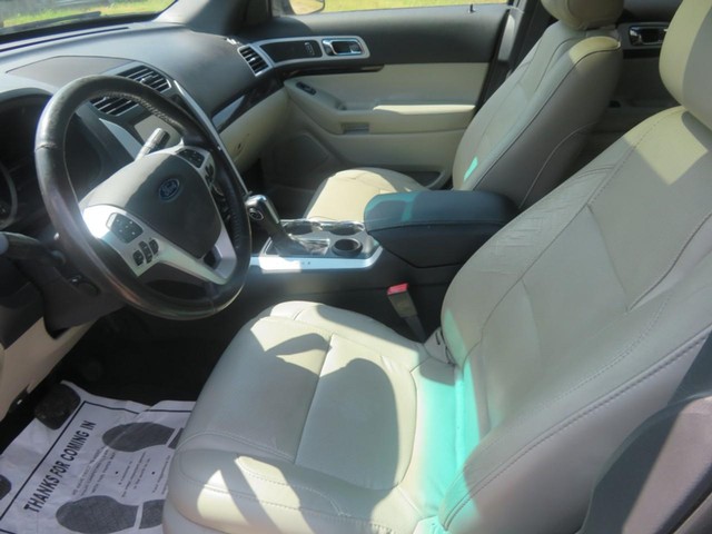 Ford Explorer Vehicle Full-screen Gallery Image 05