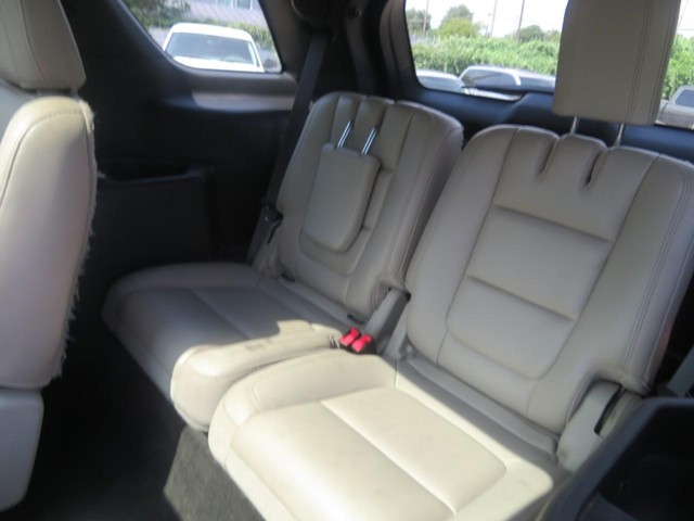 Ford Explorer Vehicle Full-screen Gallery Image 07