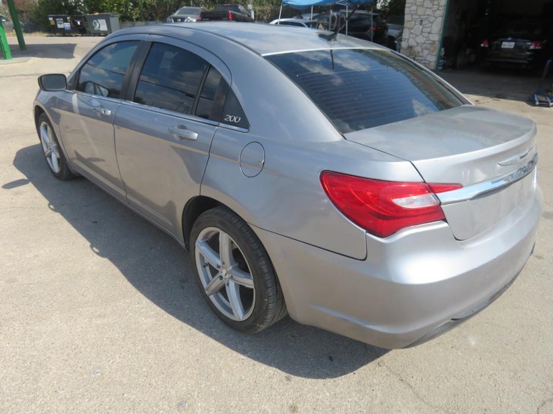 Chrysler 200 Vehicle Full-screen Gallery Image 03