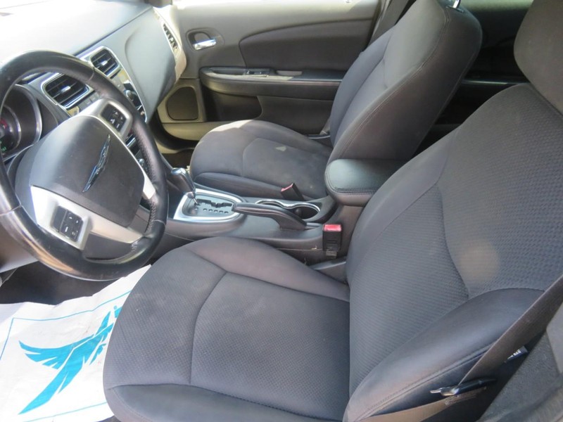 Chrysler 200 Vehicle Full-screen Gallery Image 05