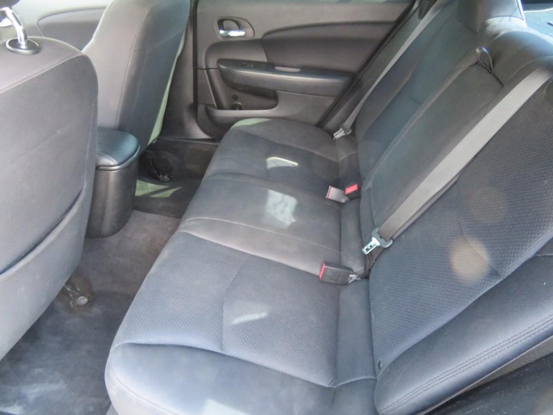 Chrysler 200 Vehicle Full-screen Gallery Image 06