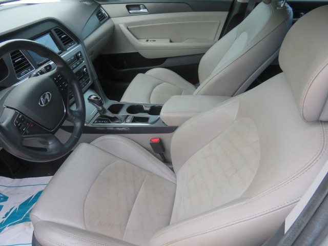 Hyundai Sonata Vehicle Full-screen Gallery Image 05