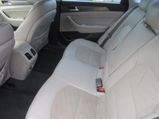 Hyundai Sonata Vehicle Full-screen Gallery Image 06