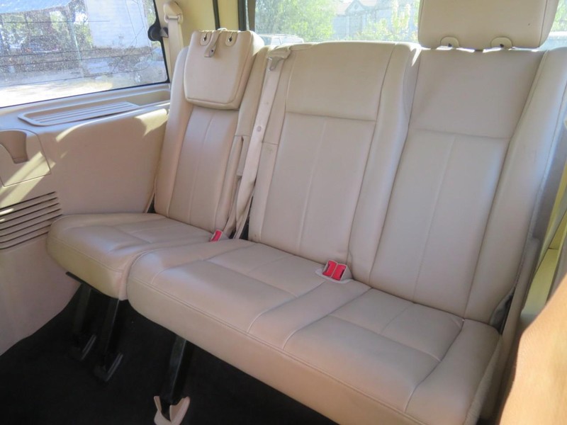 Ford Expedition Vehicle Full-screen Gallery Image 07