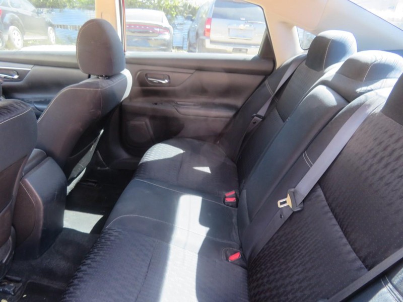 Nissan Altima Vehicle Full-screen Gallery Image 06