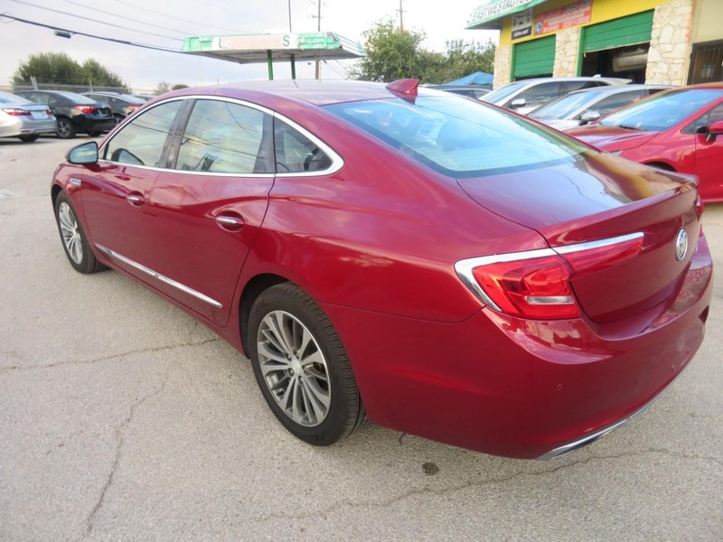 Buick LaCrosse Vehicle Full-screen Gallery Image 03