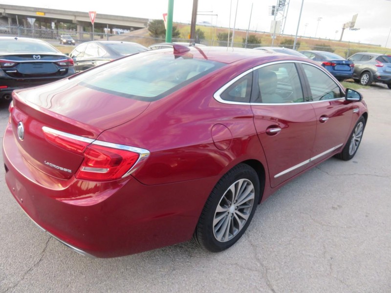 Buick LaCrosse Vehicle Full-screen Gallery Image 04