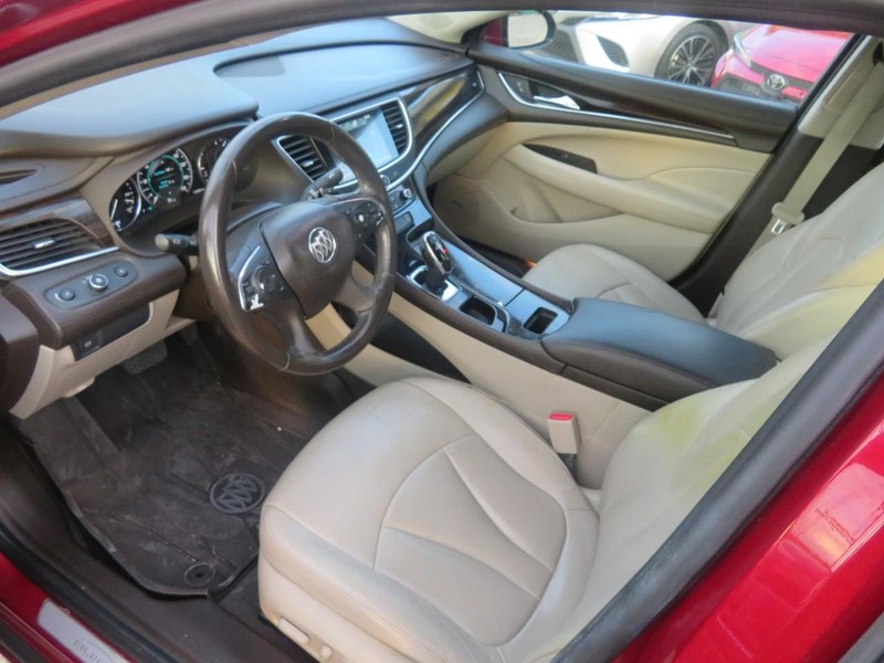 Buick LaCrosse Vehicle Full-screen Gallery Image 05