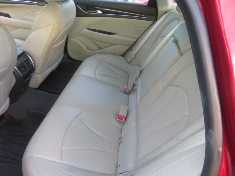 Buick LaCrosse Vehicle Full-screen Gallery Image 06
