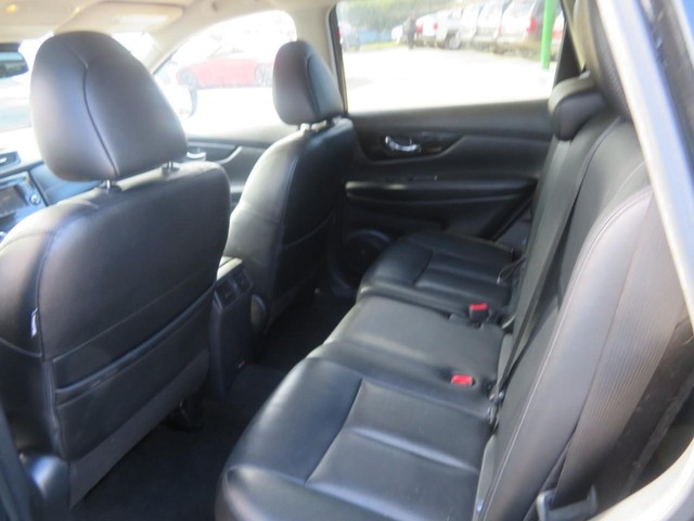 Nissan Rogue Vehicle Full-screen Gallery Image 06