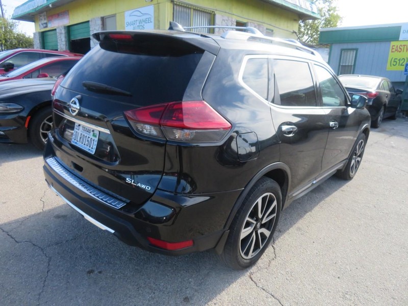 Nissan Rogue Vehicle Full-screen Gallery Image 04