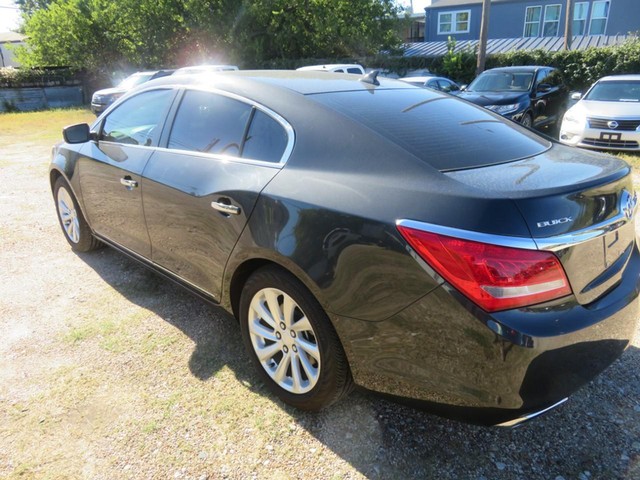 Buick LaCrosse Vehicle Full-screen Gallery Image 03