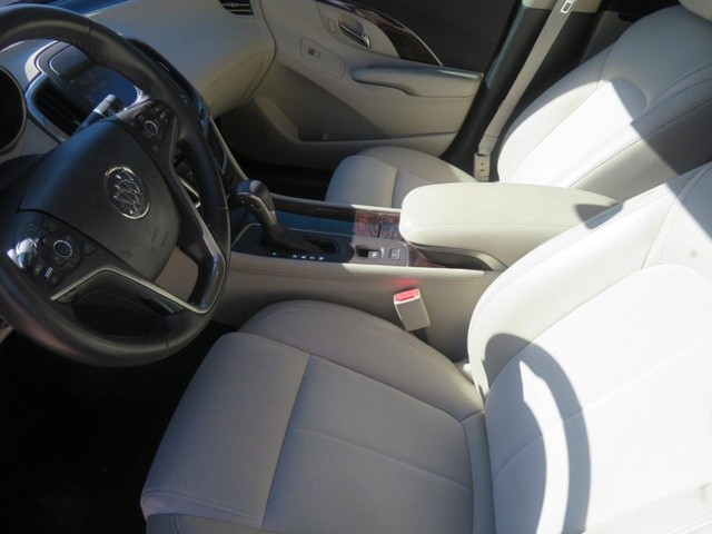 Buick LaCrosse Vehicle Full-screen Gallery Image 05