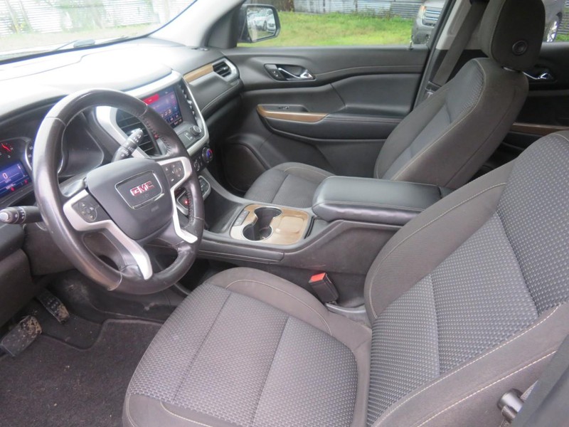 GMC Acadia Vehicle Full-screen Gallery Image 05