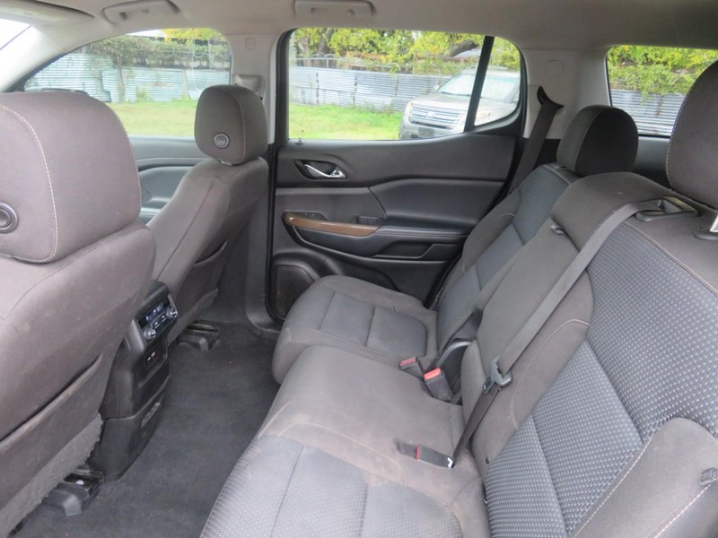 GMC Acadia Vehicle Full-screen Gallery Image 06