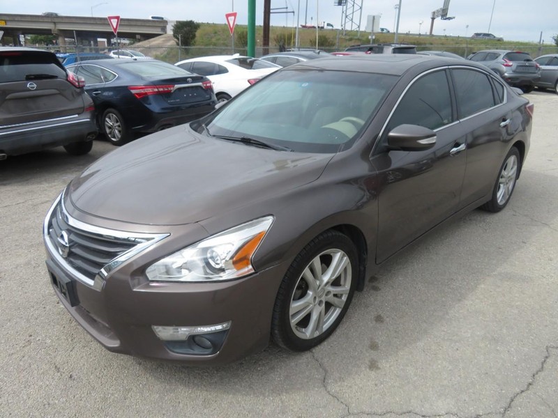 Nissan Altima Vehicle Full-screen Gallery Image 02