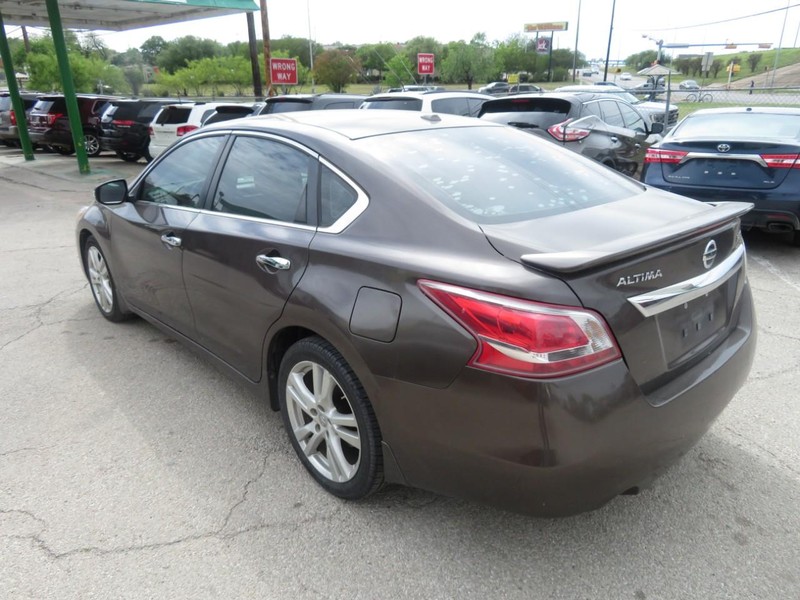 Nissan Altima Vehicle Full-screen Gallery Image 03