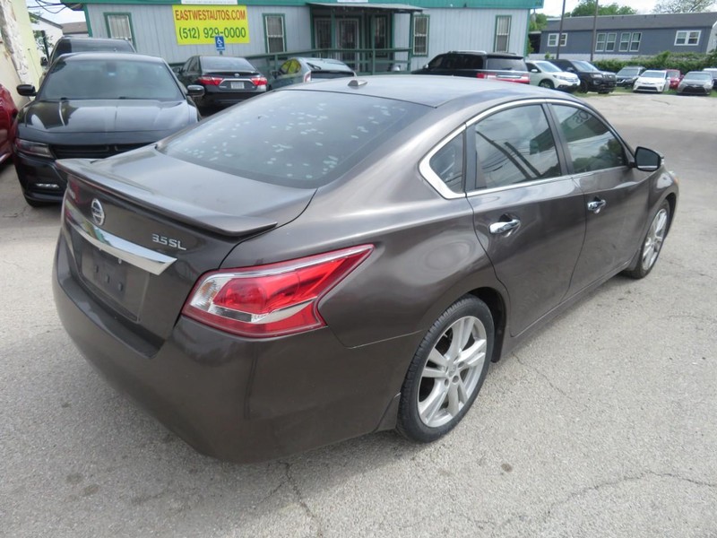 Nissan Altima Vehicle Full-screen Gallery Image 04